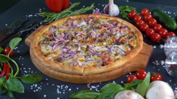 Pizza Gastronomique Italienne Fraîche Délicieuse Ses Ingrédients Vue Haut Sur — Video