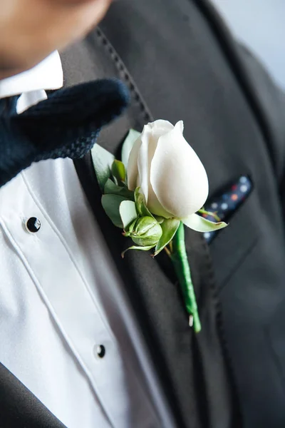 新郎夹克上的白玫瑰 — 图库照片