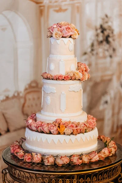 Magnifique Gâteau Mariage Plusieurs Niveaux Dans Des Tons Pêche Image En Vente