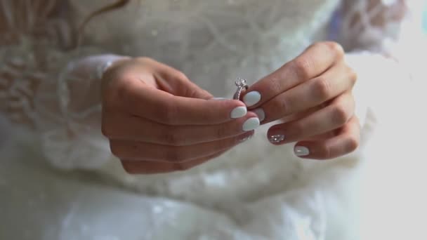 Sposa Mette Elegantemente Dito Una Bella Fede Oro Bianco Con — Video Stock