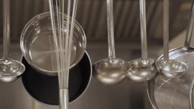 Okuldaki restoran / kantinin mutfağının içi. Yemekler şeflerin gelmesini bekliyor..