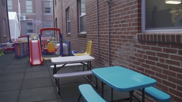 Ein Spielplatz Mit Schaukeln Und Spielflächen Hof Des Kindergartens Zur — Stockvideo