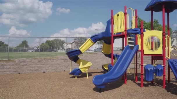 Ein Spielplatz Mit Schaukeln Und Spielflächen Hof Des Kindergartens Zur — Stockvideo