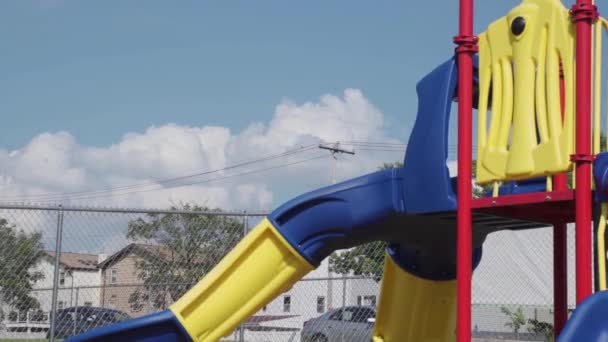 Een Speeltuin Met Schommels Speelplaatsen Binnenplaats Van Kleuterschool Omheind Voor — Stockvideo