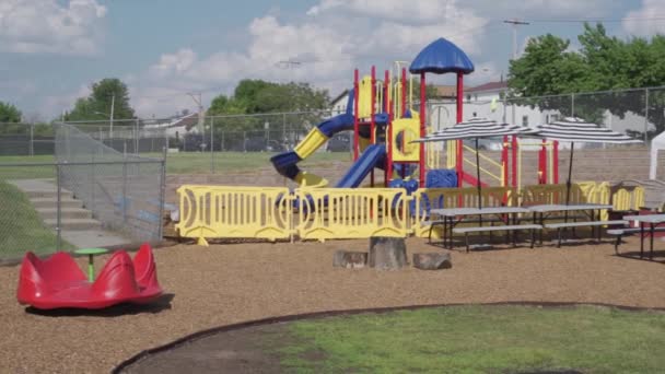 Anaokulunun Bahçesinde Çocukların Güvenliği Için Demirden Çitlerle Çevrili Salıncaklı Oyun — Stok video