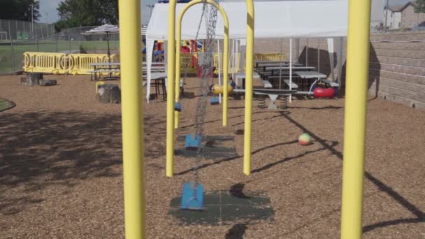 유치원 그네를 놀이터 철조망을 어린이들의 안전을 울타리 — 비디오