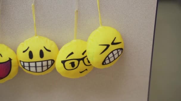 Leksak Plysch Roliga Bollar Emoticons Väggen Positivt Humör — Stockvideo