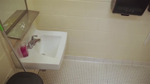 Toilettenraum Minimalistisches Interieur Mit Gefliester Wand Und Boden Klassisch Weiße — Stockvideo
