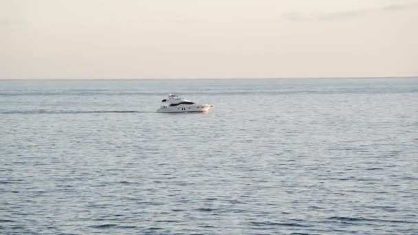 Flygfoto Över Medelstor Lyx Yacht Cruising Bland Öarna Havet Lyx — Stockvideo