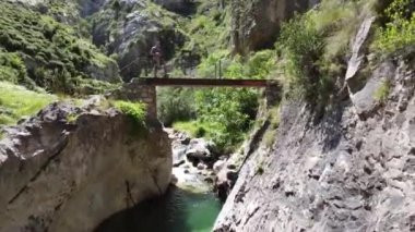 İspanya Dağları 'nın kuzeyindeki Asturias Ulusal Parkı' nda Nehir İnsansız Hava Aracı manzaralı Etkileyici Kanyon