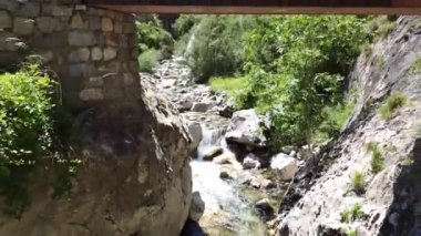 İspanya Dağları 'nın kuzeyindeki Asturias Ulusal Parkı' nda Nehir İnsansız Hava Aracı manzaralı Etkileyici Kanyon