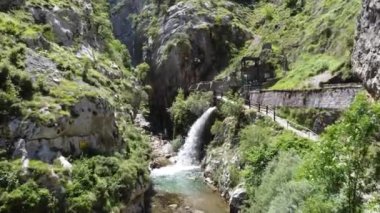 İspanya Dağları 'nın kuzeyindeki Asturias Ulusal Parkı' nda Nehir İnsansız Hava Aracı manzaralı Etkileyici Kanyon