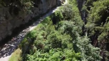 İspanya Dağları 'nın kuzeyindeki Asturias Ulusal Parkı' nda Nehir İnsansız Hava Aracı manzaralı Etkileyici Kanyon