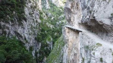 İspanya Dağları 'nın kuzeyindeki Asturias Ulusal Parkı' nda Nehir İnsansız Hava Aracı manzaralı Etkileyici Kanyon