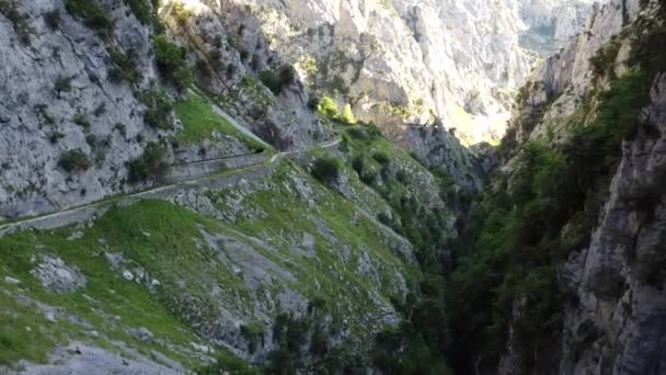 Působivý kaňon Letecký pohled na řeku Cares na severu Španělských hor - Národní park - Asturie