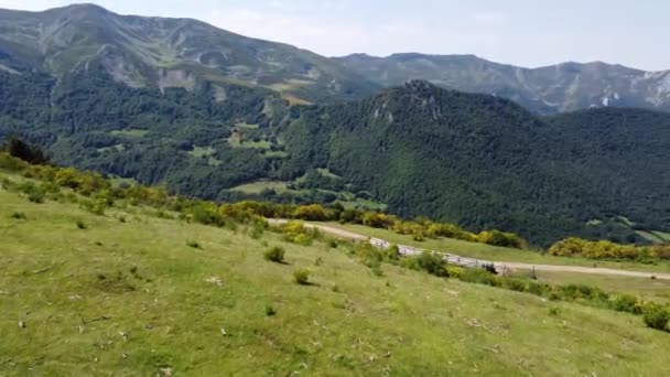 Sendero Verde Valle Selva Tropical Entre Montañas Afiladas Norte España — Vídeos de Stock