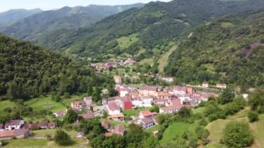 İspanya 'nın kuzeyindeki Asturias' ta yeşil bir vadideki geleneksel İspanyol köyleri insansız hava aracından hava manzaralı.