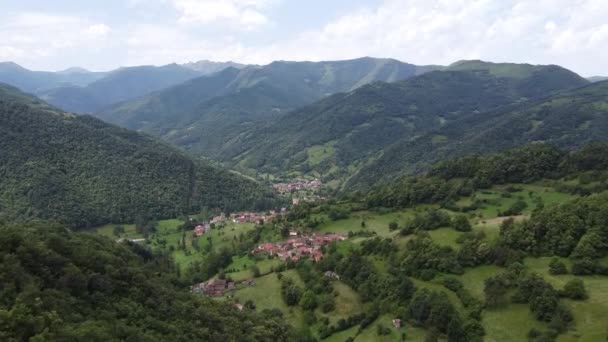 Hagyományos Spanyol Falvak Egy Zöld Völgyben Asturias Észak Spanyolországban Légi — Stock videók