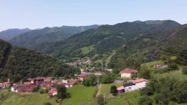 İspanya 'nın kuzeyindeki Asturias' ta yeşil bir vadideki geleneksel İspanyol köyleri insansız hava aracından hava manzaralı.
