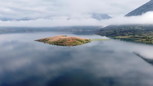 Spain北部有岛屿和山顶的湖上晨雾的空中无人驾驶图像 — 图库视频影像