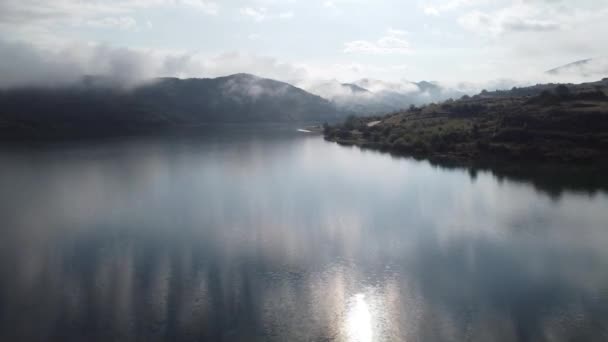 Veduta Aerea Drone Della Nebbia Mattutina Sul Lago Con Isola — Video Stock
