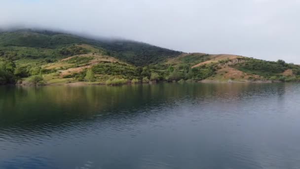 Spain北部有岛屿和山顶的湖上晨雾的空中无人驾驶图像 — 图库视频影像