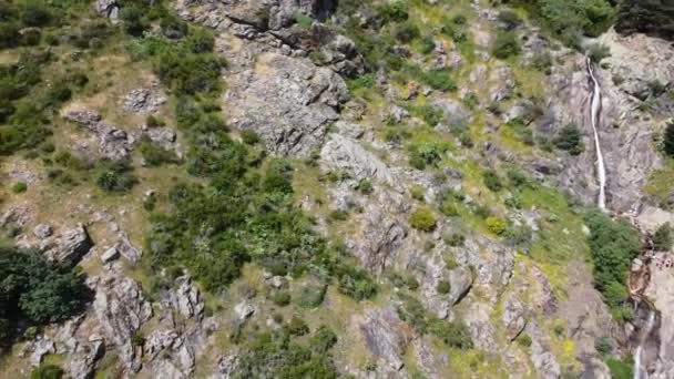 Waterval Stroomt Het Wilde Regenwoud Drone View Bergwaterval Luchtlandschap Stroomt — Stockvideo