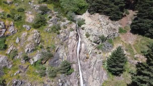 Cachoeira Fluindo Vista Drone Floresta Tropical Selvagem Cachoeira Montanha Paisagem — Vídeo de Stock