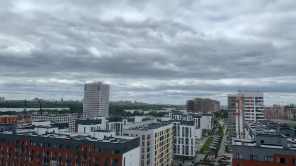 Dramatische stromende wolk boven de stad. Tijdsverloop van de beelden — Stockvideo