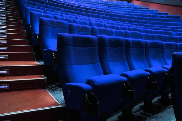 Absolut leere blaue Stühle im Kino mit niemandem — Stockfoto