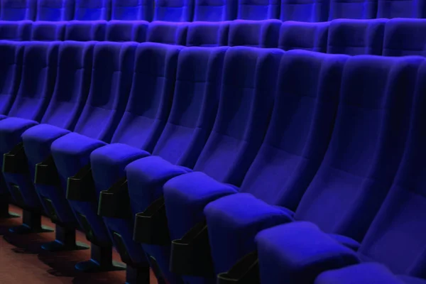 Sinemada kesinlikle boş mavi sandalyeler.