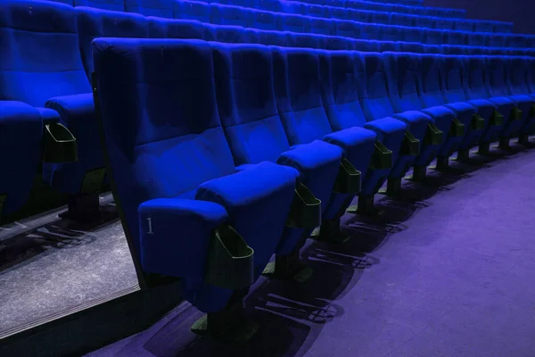 Absolut leere blaue Stühle im Kino mit niemandem — Stockfoto