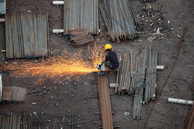 Keskin kıvılcımlar saçan endüstriyel işçiler