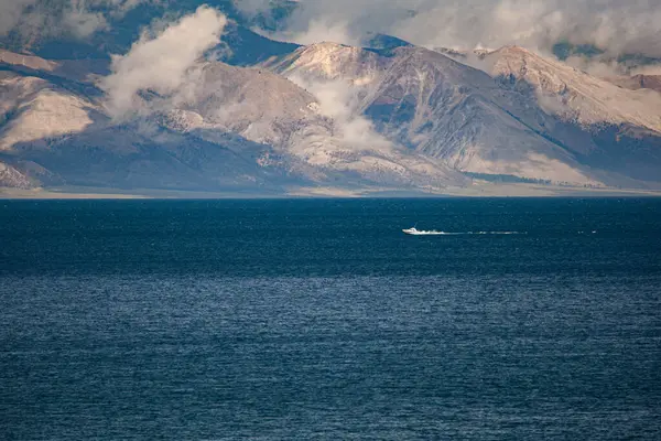 Rusya 'nın Baykal kentindeki Olkhon adasının manzarasında motorlu tekne — Stok fotoğraf