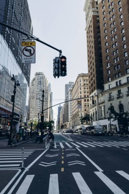 New York sokakları. Manhattan 'ın merkezi. Empire State Binası. New York caddesi tabela yönü. Kavşakta yaya istikameti işareti var. New York 'un yüksek binaları. 