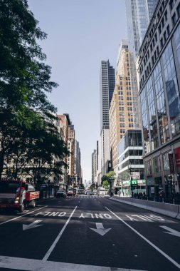 New York sokakları. Manhattan 'ın merkezi. Empire State Binası. New York caddesi tabela yönü. Kavşakta yaya istikameti işareti var. New York 'un yüksek binaları. 