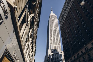 New York sokakları. Manhattan 'ın merkezi. Empire State Binası. New York caddesi tabela yönü. Kavşakta yaya istikameti işareti var. New York 'un yüksek binaları. 