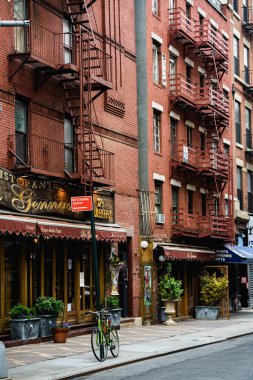 New York sokakları. Manhattan sokak manzarasının ayrıntıları. New York 'un yüksek binaları ve gökdelenleri. Manhattan sokakları. Endüstriyel şehir detayları. New York 'un boş sokakları. New York 'un eski kahverengi binaları. 