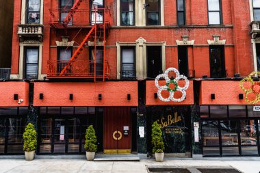 New York sokakları. Manhattan sokak manzarasının ayrıntıları. New York 'un yüksek binaları ve gökdelenleri. Manhattan sokakları. Endüstriyel şehir detayları. New York 'un boş sokakları. New York 'un eski kahverengi binaları. 