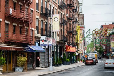 New York sokakları. Manhattan sokak manzarasının ayrıntıları. New York 'un yüksek binaları ve gökdelenleri. Manhattan sokakları. Endüstriyel şehir detayları. New York 'un boş sokakları. New York 'un eski kahverengi binaları. 