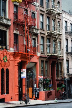 New York sokakları. Manhattan sokak manzarasının ayrıntıları. New York 'un yüksek binaları ve gökdelenleri. Manhattan sokakları. Endüstriyel şehir detayları. New York 'un boş sokakları. New York 'un eski kahverengi binaları. 