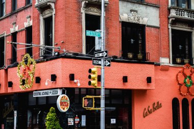 New York sokakları. Manhattan sokak manzarasının ayrıntıları. New York 'un yüksek binaları ve gökdelenleri. Manhattan sokakları. Endüstriyel şehir detayları. New York 'un boş sokakları. New York 'un eski kahverengi binaları. 