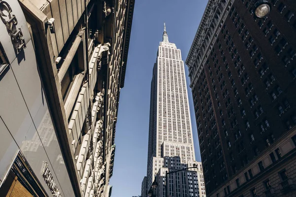 ニューヨークの通りだ マンハッタンの中心部 エンパイアステートビル ニューヨークの道路標識の方向 交差点歩行者方向の標識 ニューヨークの高層ビル — ストック写真