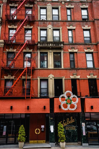 ニューヨークの通りだ マンハッタン ストリート ビューの詳細 ニューヨークの高層ビルや高層ビル マンハッタンの通りだ 工業都市の詳細 ニューヨーク市の空の通り ニューヨーク市の古い茶色の建物 — ストック写真