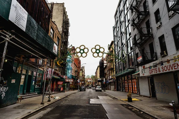 New York sokakları. Manhattan sokak manzarasının ayrıntıları. New York 'un yüksek binaları ve gökdelenleri. Manhattan sokakları. Endüstriyel şehir detayları. New York 'un boş sokakları. New York 'un eski kahverengi binaları. 