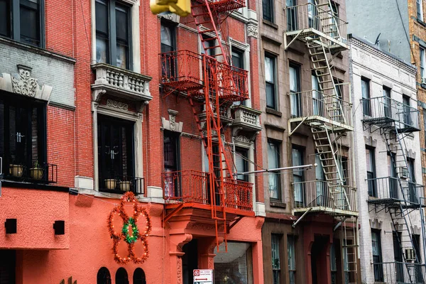 New York sokakları. Manhattan sokak manzarasının ayrıntıları. New York 'un yüksek binaları ve gökdelenleri. Manhattan sokakları. Endüstriyel şehir detayları. New York 'un boş sokakları. New York 'un eski kahverengi binaları. 