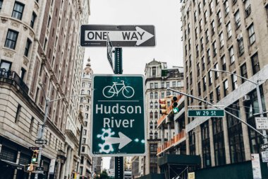 New York sokakları. Manhattan sokak manzarasının ayrıntıları. New York 'un yüksek binaları ve gökdelenleri. Manhattan sokakları. Endüstriyel şehir detayları. New York 'un boş sokakları. New York 'un eski kahverengi binaları. 