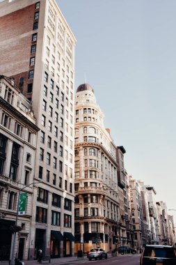 New York 'un binaları. Manhattan 'ın eski mimarisi. Eski moda binalar. New York cepheleri. New York caddesi yaya istikameti tabelası. Manhattan 'da sokak isimleri yazıyor. New York 'un boş sokakları. 