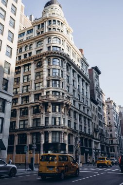 New York 'un binaları. Manhattan 'ın eski mimarisi. Eski moda binalar. New York cepheleri. New York caddesi yaya istikameti tabelası. Manhattan 'da sokak isimleri yazıyor. New York 'un boş sokakları. 