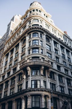 New York 'un binaları. Manhattan 'ın eski mimarisi. Eski moda binalar. New York cepheleri. New York caddesi yaya istikameti tabelası. Manhattan 'da sokak isimleri yazıyor. New York 'un boş sokakları. 